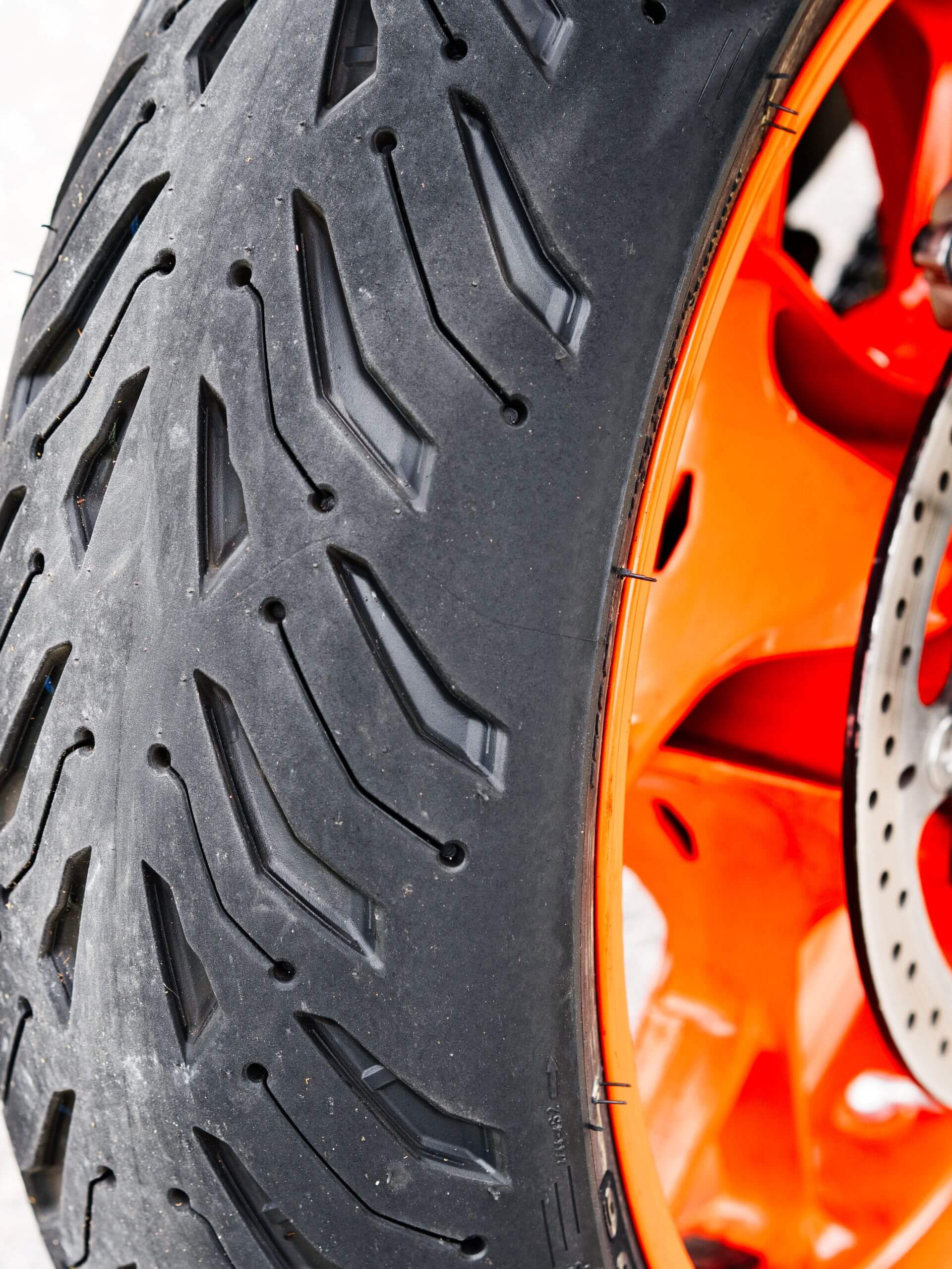 KTM 890 SMT Road 6 Hinterrad Detail Verschleiss KTM 890 SMT Road 6 Hinterrad Detail Verschleiß
