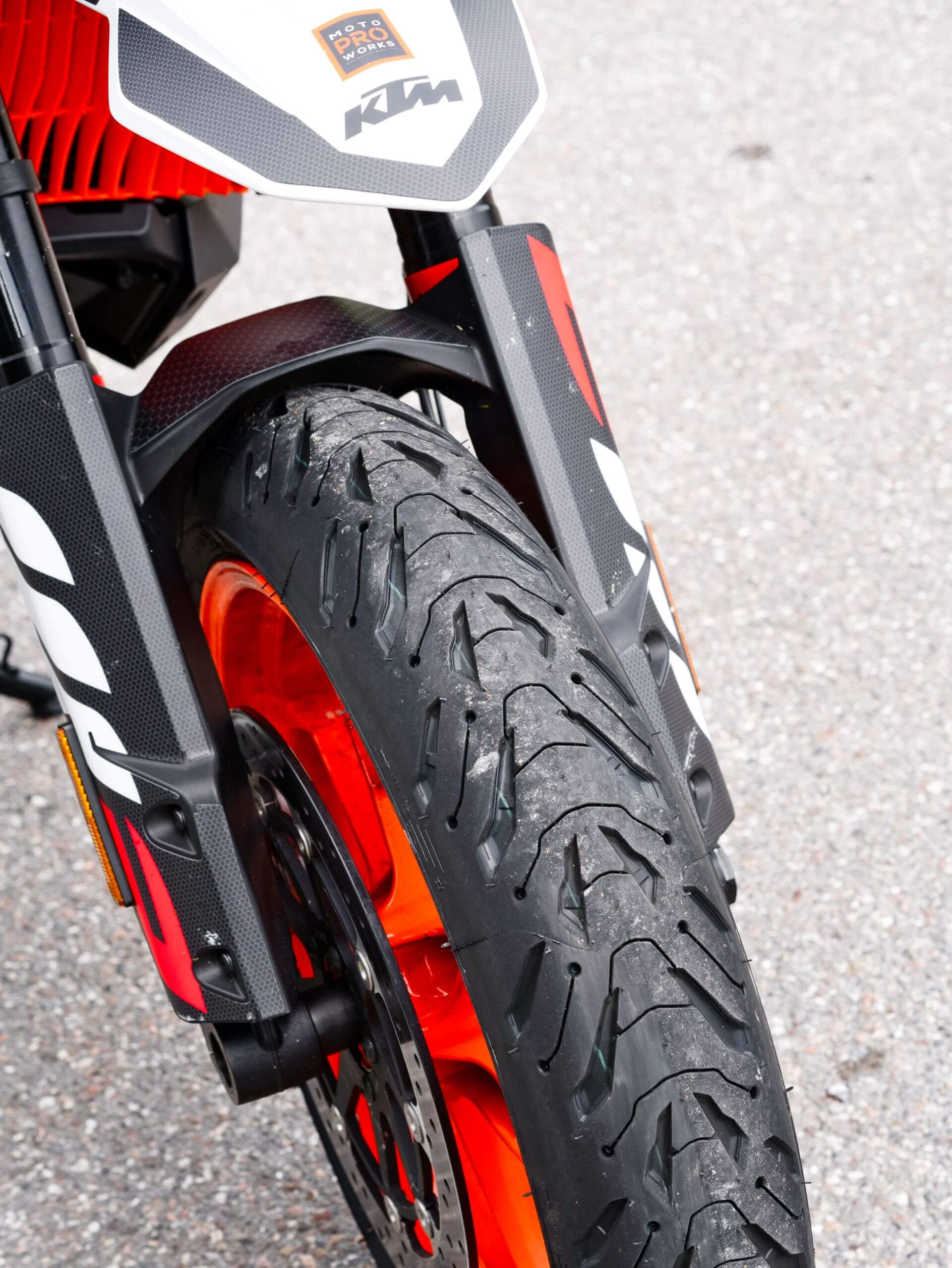 KTM 890 SMT Road 6 Vorderrad Detail Verschleiss KTM 890 SMT Road 6 Vorderrad Detail Verschleiß
