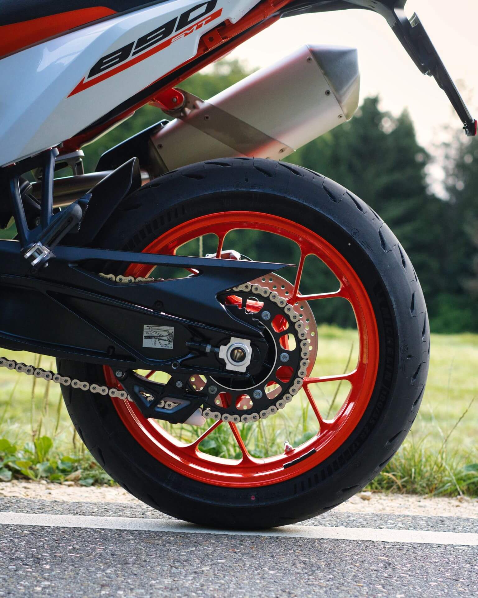 Michelin Power GP Hinterrad KTM 890 SMT Seitenansicht Michelin Power GP Hinterrad KTM 890 SMT Seitenansicht