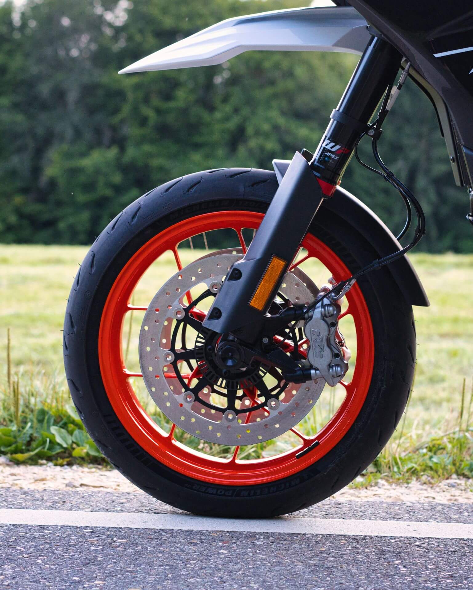 Michelin Power GP Vorderrad KTM 890 SMT Seitenansicht Michelin Power GP Vorderrad KTM 890 SMT Seitenansicht