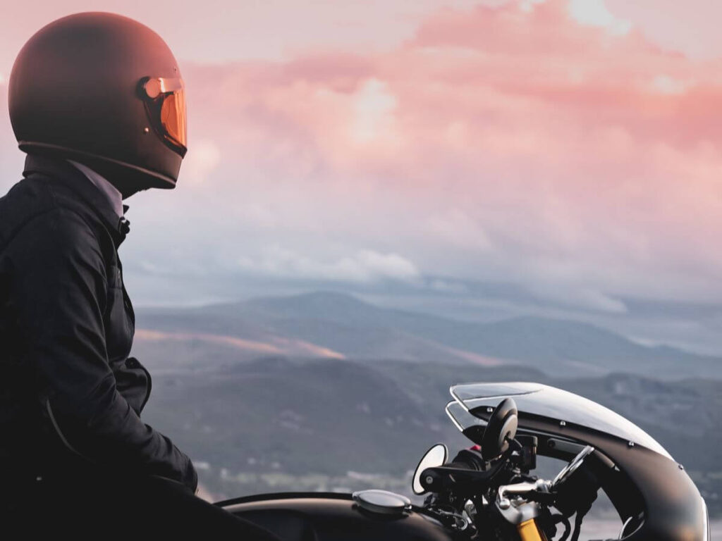Motorradfahrer blickt auf Panorama